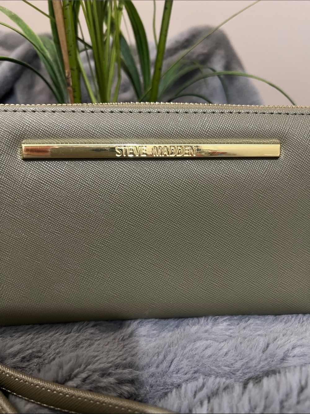 Steve Madden Green Wristlet / Wallet with Detachable Strap NWOT retail$48 - Picture 2 of 6